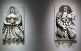 画像: 左:花嫁 1964年 塗 料 、様 々 な オ ブ ジ ェ( 布 、造 花 、麻 、金 網 な ど ) /板 180×110×35cm 個 人 蔵 、パ リ 右:白の出産、あるいはゲア 1964年 塗料、玩具、様々なオブジェ、金網/板 180×110×40cm 個人蔵 photo©cinefil