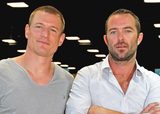 画像: マイケル・ストーンブリッジ役(フィリップ・ウィンチェスター:左側)と、元デルタフォース隊員のダミアン・スコット役(サリヴァン・ステイプルトン:右側) http://m.cinematoday.jp/page/N0077057?__ct_ref=http%3A%2F%2Fwww.cinematoday.jp%2Fnews%2Fdate h