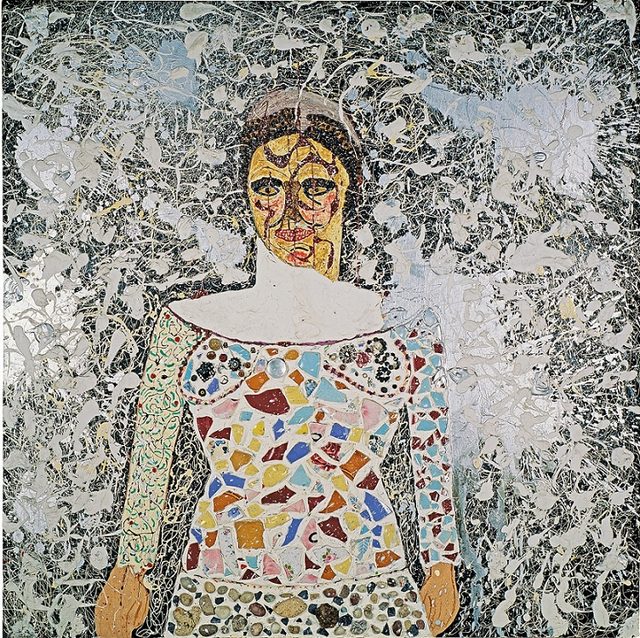 画像: 自画像 1958-59年 塗料、様々なオブジェ(小石、コーヒー豆、陶片 など)/板 141 × 141 × 10 cm ニキ芸術財団、サンティー
