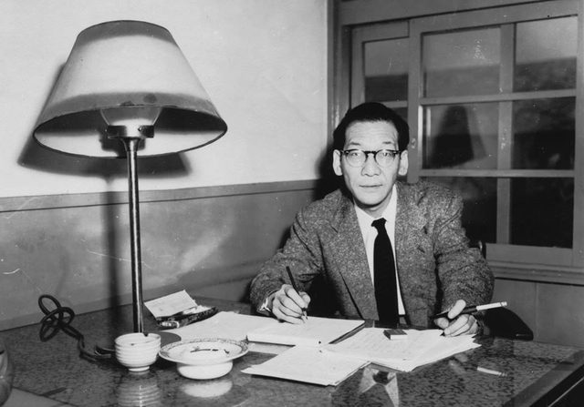 画像: 依田義賢氏スナップ(場所:大映京都撮影所) (C)京都文化博物館 映像情報室 The Museum of Kyoto, Kyoto Film Archive http://www.bunpaku.or.jp/exhi_film/