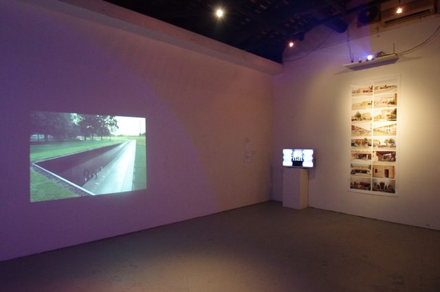 画像: 写真左-「Reconstructing a Public Sphere / 公共圏の再構築」ジョン ミラー - 写真右-「Homes for America / Sigonella」フェデリコ バロネッロ、古郷卓司 - photo(C)cinefil art review