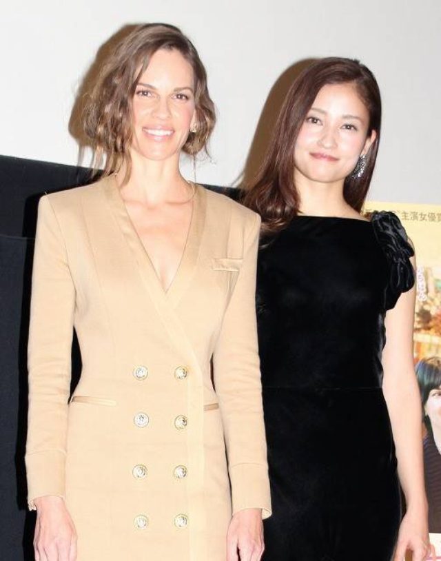 画像: ヒラリー・スワンク、黒木メイサ http://eiga.com/news/20151023/21/