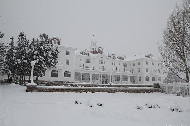画像: ホテルの冬景色 https://en.wikipedia.org/wiki/The_Stanley_Hotel