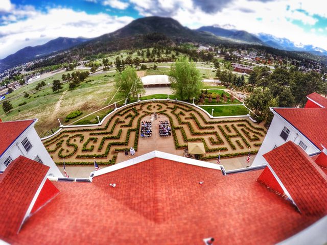 画像: 前庭にひろがる迷路 http://www.stanleyhotel.com