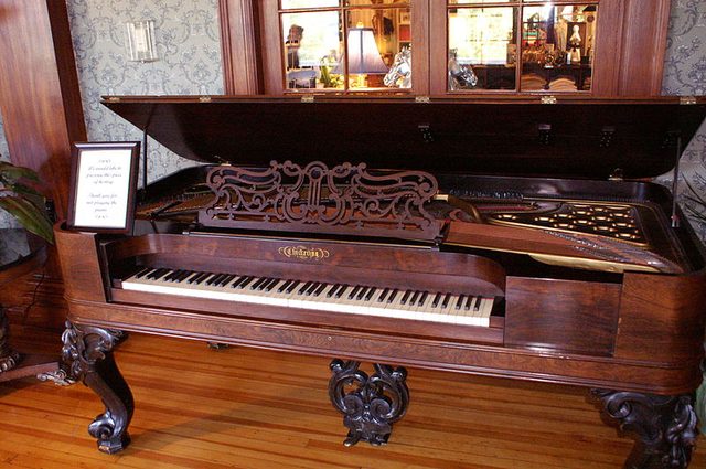 画像: アンティークなピアノ https://en.wikipedia.org/wiki/The_Stanley_Hotel