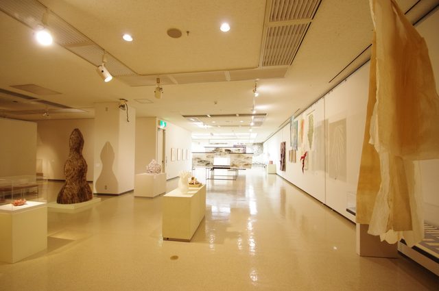 画像1: 「紙、やどる形」会場風景 photo(C)mori hidenobu -cinefil art review