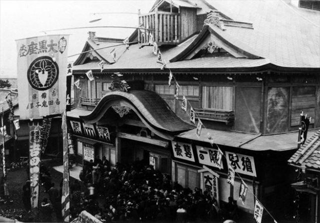 画像: 1903年頃の大黒座(広島県福山市)。この時代は芝居小屋だったという。 https://www.facebook.com/cinemanotenshi/timeline