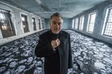 画像: JRの作品の上に立つデニーロ http://www.watarium.co.jp/exhibition/index.html