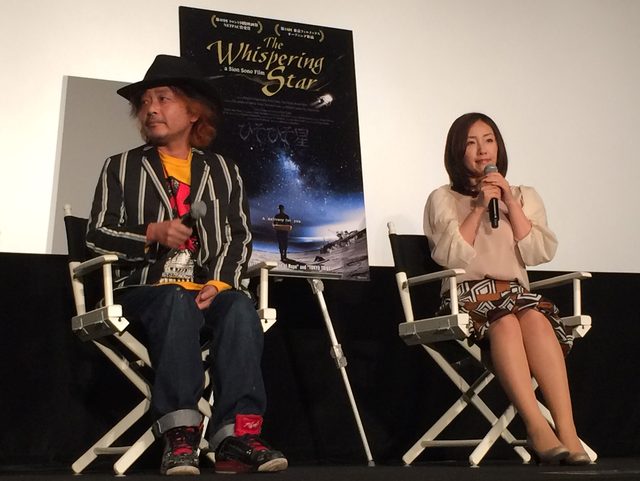画像: Q&Aのシーン。左から園子温監督、神楽坂恵。