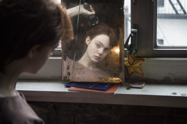 画像1: 『リトル・ミス・サンシャイン』の感動を再び! ぶきっちょ家族を描いた、あの大ヒット感動作のチームが再び集結。 エル・ファニング、ナオミ・ワッツ、スーザン・サランドンが贈る新しい時代の新しい家族の物語!