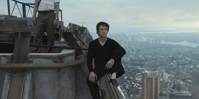 画像: 「貿易センタービルの存在はともすれば悲劇とともに語られてしまうが、 本当はかつての美しかったNYの姿の中で我々の心に残っているはず。それをもう一度思い出して欲しい。」 -監督 ロバート・ゼメキス 「入念な準備を重ねて、ついにワイヤーに最初の1歩を踏み出した瞬間の高揚感、それがフィリップの生きがいなんだ。」 ―ジョセフ・ゴードン=レヴィット 「僕のパフォーマンスを見た人たちから、『自分も夢をかなえられる。山を動かせるという気持ちになった』と言われる。 これは完璧さの探求とアートに対する敬意の物語なんだ。」 -フィリップ・プティ(モデルとなった実在の人物)