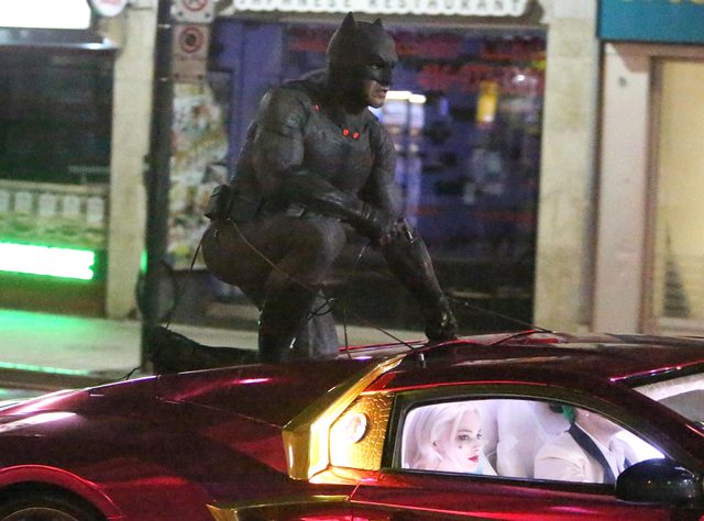 画像: http://www.eonline.com/news/660987/suicide-squad-spoilers-batman-the-joker-harley-quinn-appear-in-chase-scene-see-set-photos