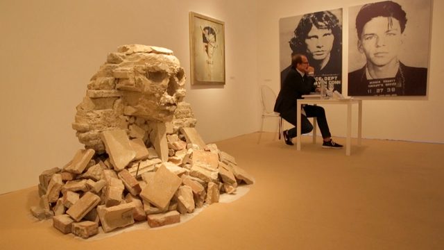 画像4: ※BANKSYとは・・ 正体不明のストリートアーティスト。世界各地でゲリラ的に作品を描くことで知られている。彼が壁や路上に「違法」に描いたグラフィティは世界的な注目を浴び、驚くほどの高値を呼んでいる。ブラッド・ピットやアンジェリーナ・ジョリー、キアヌ・リーブズ、ジュード・ロウ、クリスティーナ・アギレラなどのセレブにも彼のファンは多い。 自らの作品をMoMA、メトロポリタン美術館、大英博物館などに無断で展示したり、ヨルダン川西岸のパレスチナ自治区の分離壁に、イスラエル軍から威嚇砲弾されながら描いたり、仏カレーの難民キャンプにシリア移民の父を持つ故スティーブ・ジョブズを描くなど、つねに作品で問題提起をしており、議論を巻き起こしている。