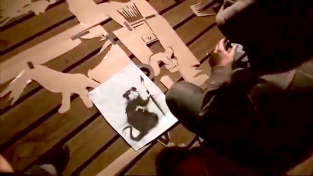 画像3: ※BANKSYとは・・ 正体不明のストリートアーティスト。世界各地でゲリラ的に作品を描くことで知られている。彼が壁や路上に「違法」に描いたグラフィティは世界的な注目を浴び、驚くほどの高値を呼んでいる。ブラッド・ピットやアンジェリーナ・ジョリー、キアヌ・リーブズ、ジュード・ロウ、クリスティーナ・アギレラなどのセレブにも彼のファンは多い。 自らの作品をMoMA、メトロポリタン美術館、大英博物館などに無断で展示したり、ヨルダン川西岸のパレスチナ自治区の分離壁に、イスラエル軍から威嚇砲弾されながら描いたり、仏カレーの難民キャンプにシリア移民の父を持つ故スティーブ・ジョブズを描くなど、つねに作品で問題提起をしており、議論を巻き起こしている。
