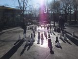 画像: 映画祭の会場から徒歩3分のバスティオン公園内の様子。巨大なチェス盤があり市民が自由にチェスを楽しんでいた。もちろん無料。