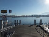 画像: 対岸の山を越えるとフランス領に入る。山を越え、湖をボートで渡りジュネーブに出勤してくる労働者もいると言う。