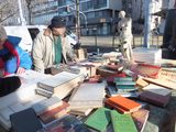 画像: 古本も売っている。通訳Iさんは古本を目当てにときどく来るのだと言う。