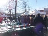 画像: 映画祭の会場近くのジュルジュ・ファヴァン通りには土日になるとマーケットが現れる。いわゆる「蚤の市」。通訳のI氏いわく、「ここでなんでも揃う」。物価の高いスイスにおいて、Tシャツが500円ほどで売っていた。