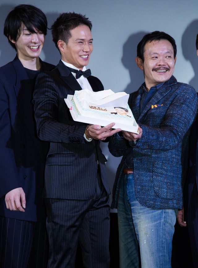 画像: サプライズの誕生日を迎えた市原隼人