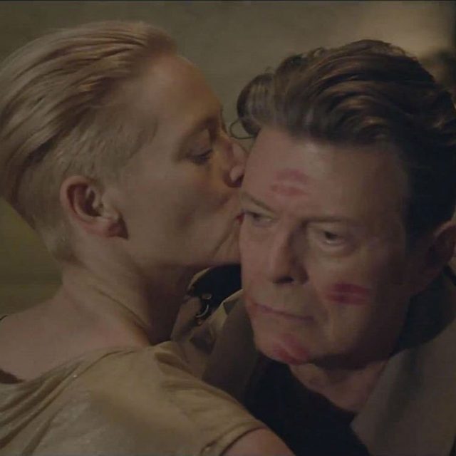画像: http://www.gigwise.com/news/105456/david-bowie-tribute-from-tilda-swinton-his-music-films-death-funeral