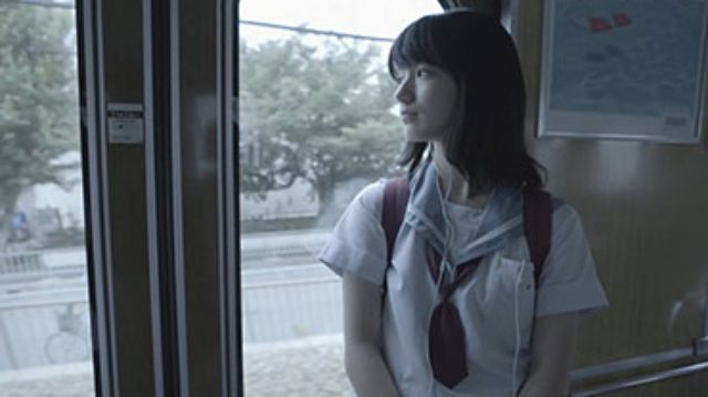 画像: 「pray」 コンクール直前のある日、突然フルートが上手く吹けなくなってしまったはなは、朝の練習をサボってそのまま学校とは反対方向の電車へと乗り2014年/日本/10分/千葉県初上映 監督:安川有果 出演:祷キララ、佐々木詩音、辻凪子込む。