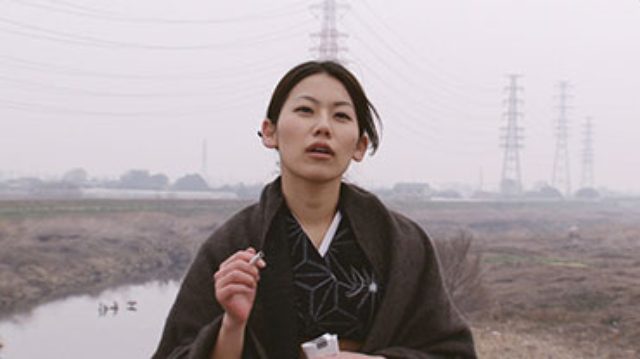 画像: 「グレイト・グランマ・イズ・スティル・アライブ」 田邊麗加と深雪の姉妹が暮らす旧家に、若者たちが休暇を過ごしに集まってくる。ところが皆して麗加を「お婆ちゃん」と呼び気を遣うので、麗加の機嫌は最悪。私は誰よりも若くてピンシャンしてんのに! 2011年/日本/42分 監督/脚本:村松正浩 出演:阿久沢麗加、矢野深雪、相田淑見、安本智、二ノ宮隆太郎、高尾瞳、國生九礼香、杉本香織、 皆川敬介、大木基、八田幸奈、菅野睦子、山田なつき、子安あずき、橋野純平、小林でび