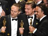 画像: イニャリトゥ監督などとオスカー像を片手のディカプリオ