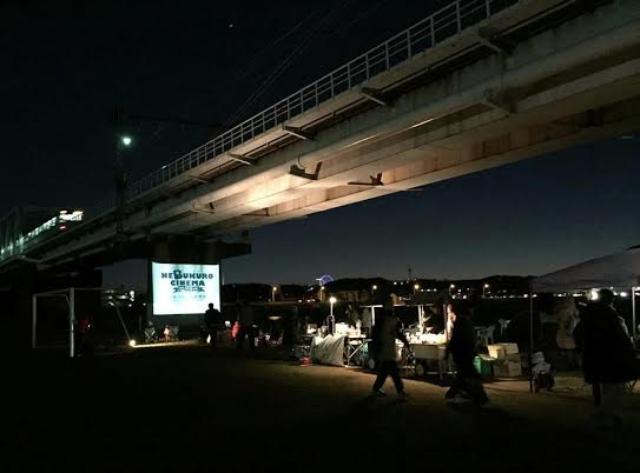 画像: こんな映画上映もあり!? 河川敷で”ねぶくろシネマ”開催!月を眺めて『E.T.』鑑賞ですって!!!