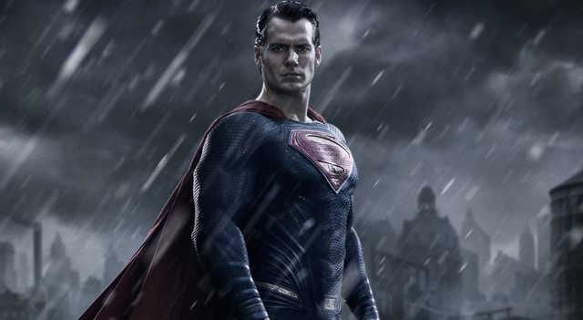 画像: 異星人が新聞記者クラーク・ケントになるまでを描いたといえる前作「マン・オブ・スティール」で熱演したヘンリー・カヴィルがスーパーマン役を続投 www.empireonline.com