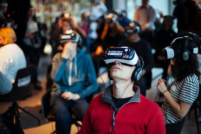 画像2: http://venturebeat.com/2016/03/05/virtual-reality-movie-theaters-are-now-a-thing/