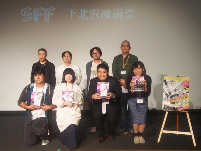 画像: 昨年の授賞式の様子 【審査員】左上から轟夕起夫氏(映画評論家)、大槻貴宏氏(トリウッド代表/ポレポレ東中野プロデューサー)、直井卓俊氏(企画・配給プロデューサー)、犬童一心氏(『ジョゼと虎と魚たち』『のぼうの城』) 【受賞監督】左下から亀田貴也氏(準グランプリ『STRANGE』)、大河原恵氏(グランプリ『みんな蒸してやる』)、川島直人氏(観客賞『始まりの鐘を鳴らせ』)、幸洋子氏(審査員特別賞『ズドラーストヴィチェ!』) shimokitafilm.com