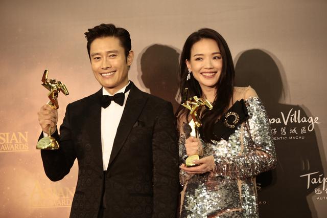 画像: 最優秀男優賞と最優秀女優賞のイ・ビョンホンとスー・チー