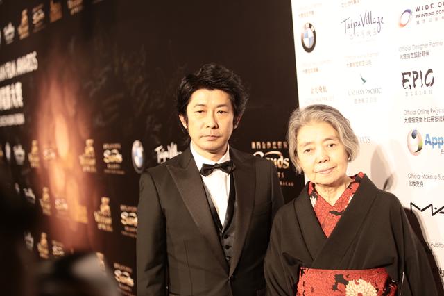 画像: <樹木希林さんコメント全文> 「今日の夜、雨が降らないで本当に、良かった。今夜の授賞式を成功させようと沢山の人たちが駆けずり回り、心を 砕いていました、今でもいっぱい。私が頂いた功労賞はそっくりそのままその方たちに差し上げます。トロフィーが一つし かないので、持って帰ります。ありがとう。」