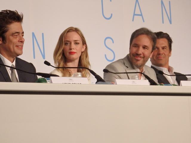画像: カンヌの記者会見(5/19:現地時間)左よりベニチオ・デル・トロ、エミリー・ブラント、ドゥニ・ヴィルヌーヴ監督、ジョシュ・ブローリン Photo by Yoko KIKKA
