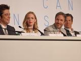 画像: カンヌの記者会見(5/19:現地時間)左よりベニチオ・デル・トロ、エミリー・ブラント、ドゥニ・ヴィルヌーヴ監督、ジョシュ・ブローリン Photo by Yoko KIKKA