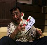 画像: 貴田正平プロデューサーを演じるでんでん