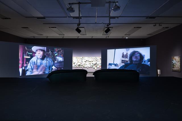 画像: Installation view: Political Populism, Kunsthalle Wien 2015, Photo: Jorist Aust: Erik van Lieshout, Dog, 2015, Courtesy the artist and Galerie Guido W. Baudach, Berlin; Goshka Macuga, Notice Board, 2011, Courtesy the artist and Andrew Kreps Gallery, New York