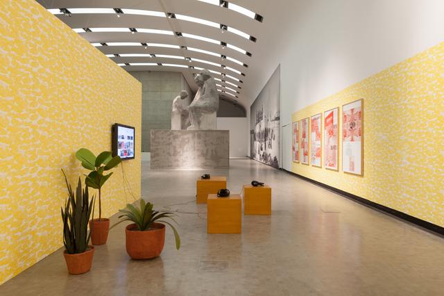 画像: nstallation view: Political Populism, Kunsthalle Wien 2015, Photo: Stephan Wyckoff: Goshka Macuga, Model for a Sculpture (Family), 2011, Courtesy the artist and Andrew Kreps Gallery, New York; Of what is, that it is; Of what is not, that it is not 1, 2012, Courtesy the artist and Prada Collection, Mailand; Jun Yang, Goldenes Zimmer, 2015, Eat Drink Art Business, 2015, Paris Syndrome (Indoor Plants), 2007–ongoing, Wiener Sitzgruppe, 2015, Becoming European or How I grew up with Wiener Schnitzel, 2015, Courtesy the artist and Galerie Martin Janda, Vienna