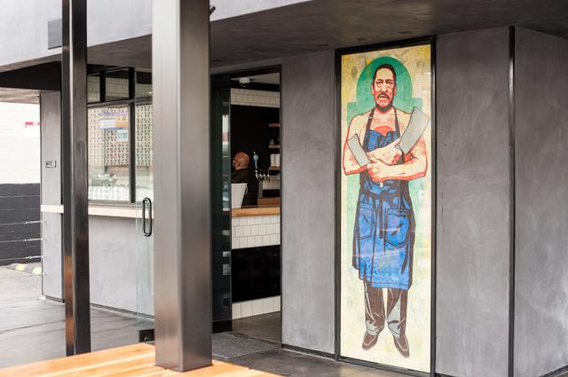 画像: エントランスでマチェーテがお待ちかね! www.trejostacos.com