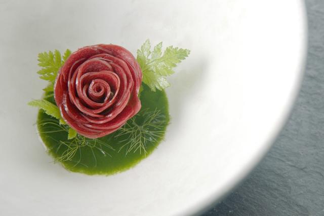 画像: ノーマの料理 見事に花になっている。 ©2015 DOCUMENTREE FILMS LTD