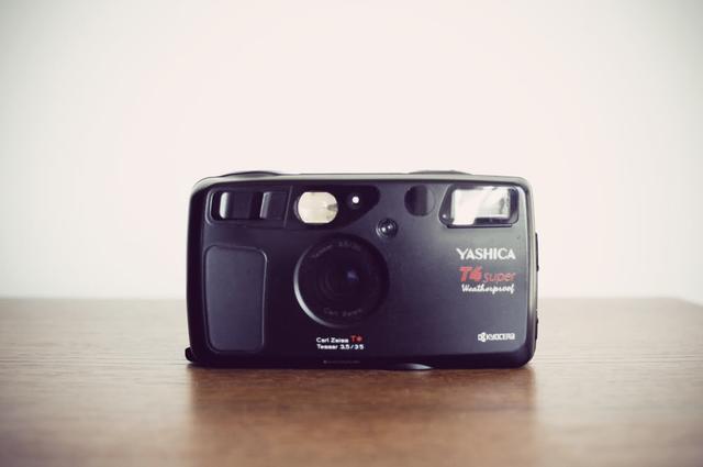画像: ライアンやテリー・リチャードソンが愛用したフィルム装填式コンパクト・カメラの名機 YASHICA T4 SUPER www.oldbrandnewblog.com