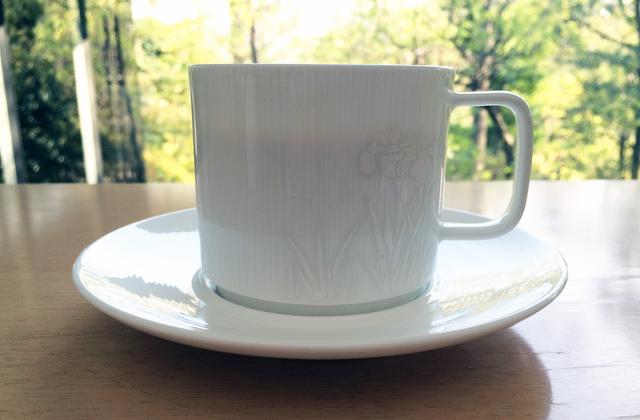 画像: NEZUCAFÉのコーヒーカップにもさりげなくカキツバタの図 photo©cinefil