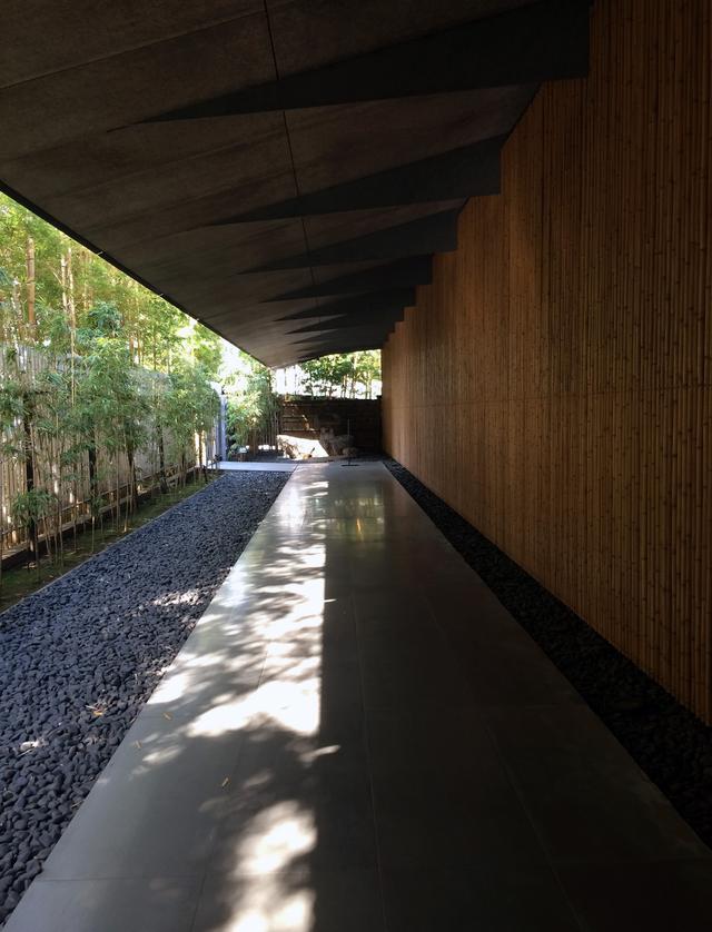 画像: 庇と壁面・床の素材感、そして陰影が美しいアプローチ空間 photo©cinefil