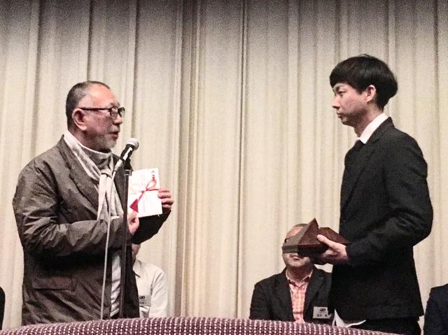 画像: 松永大司監督に贈賞する崔洋一監督協会理事長