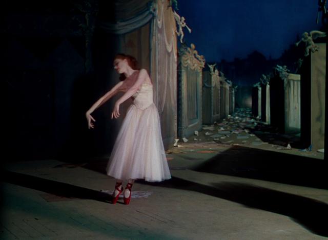 画像: http://classiq.me/costumes-and-colour-in-the-red-shoes