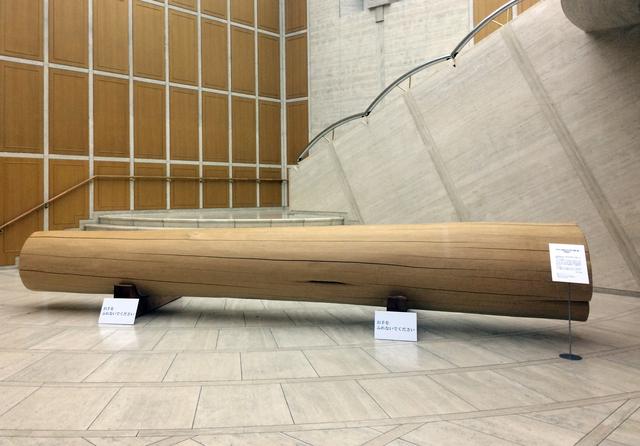 画像: エントランスホールに横たわる巨大な柱 photo©cinefil