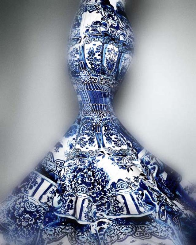 画像: Evening coat, ca. 1925 French Silk, fur, metal Brooklyn Museum Costume Collection at The Metropolitan Museum of Art, Gift of the Brooklyn Museum, 2009; Gift of Mrs. Robert S. Kilborne, 1958 (2009.300.259) Photography © Platon http://www.metmuseum.org/exhibitions/listings/2015/china-through-the-looking-glass