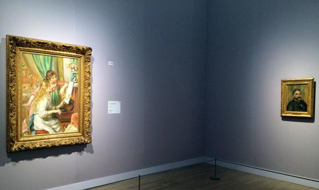 画像: 左:《ピアノを弾く少女たち》 1892年 油彩/カンヴァス オルセー美術館 © RMN-Grand Palais (musée d'Orsay) / Hervé Lewandowski / distributed by AMF 右:《ステファヌ・アラルメの肖像》 1892年 油彩/カンヴァス オルセー美術館(ヴェルサイユ宮殿美術館寄託) © RMN-Grand Palais (musée d'Orsay) / Hervé Lewandowski / distributed by AMF 画面右上に献辞と署名:「マラルメへ/ルノワール」 photo©cinefil