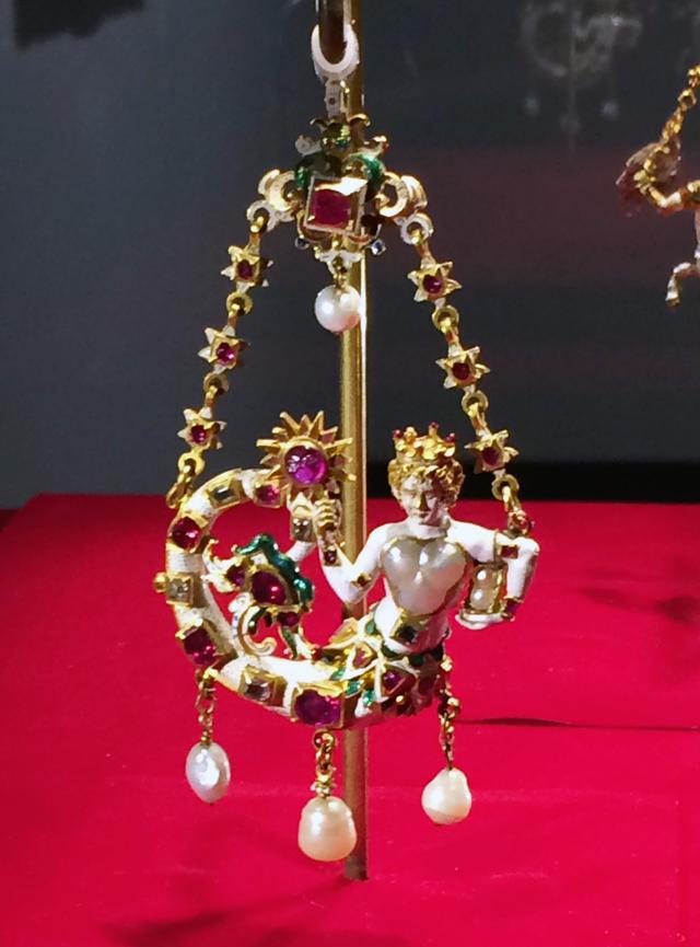 画像: フランドルの金工家 《セイレーンがついたペンダント》 1570-1580年頃 金 多色七宝 26個のルビー 7個の真珠 5個のダイヤモンド フィレンツェ ウフィツィ美術館(銀器博物館)蔵 ⓒFirenze, Gallerie degli Uffizi-Museo degli Argenti photo©cinefil