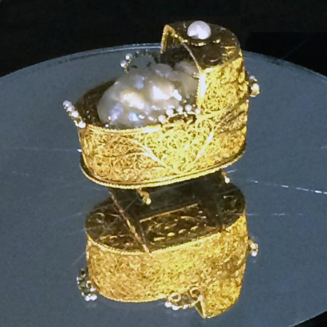 画像: オランダ(アムステルダム)の金工家 《赤ん坊を入れたゆりかご》 1695年頃 金 七宝 2個のバロック真珠 28個のダイヤモンド 20の真珠 真珠を縫いとめた青い絹 銘(裏面、2つの脚の間に)「AVGROR EVENIET」 フィレンツェ ウフィツィ美術館(銀器博物館)蔵 ⓒ Firenze, Gallerie degli Uffizi-Museo degli Argenti photo©cinefil